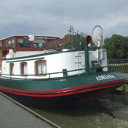 Bateau Adriana بوتيل شانتييّي