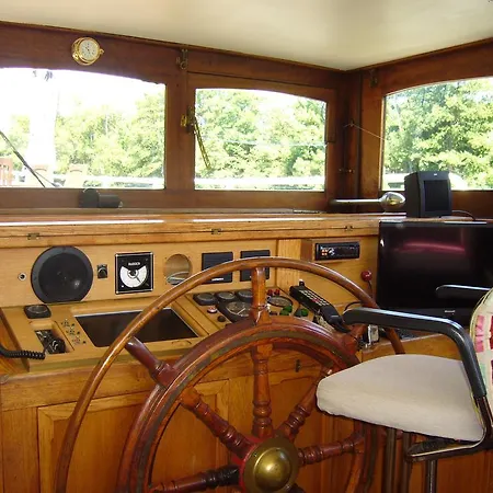 بوتيل Bateau Adriana