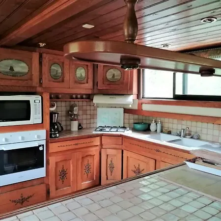 Bateau Adriana بوتيل